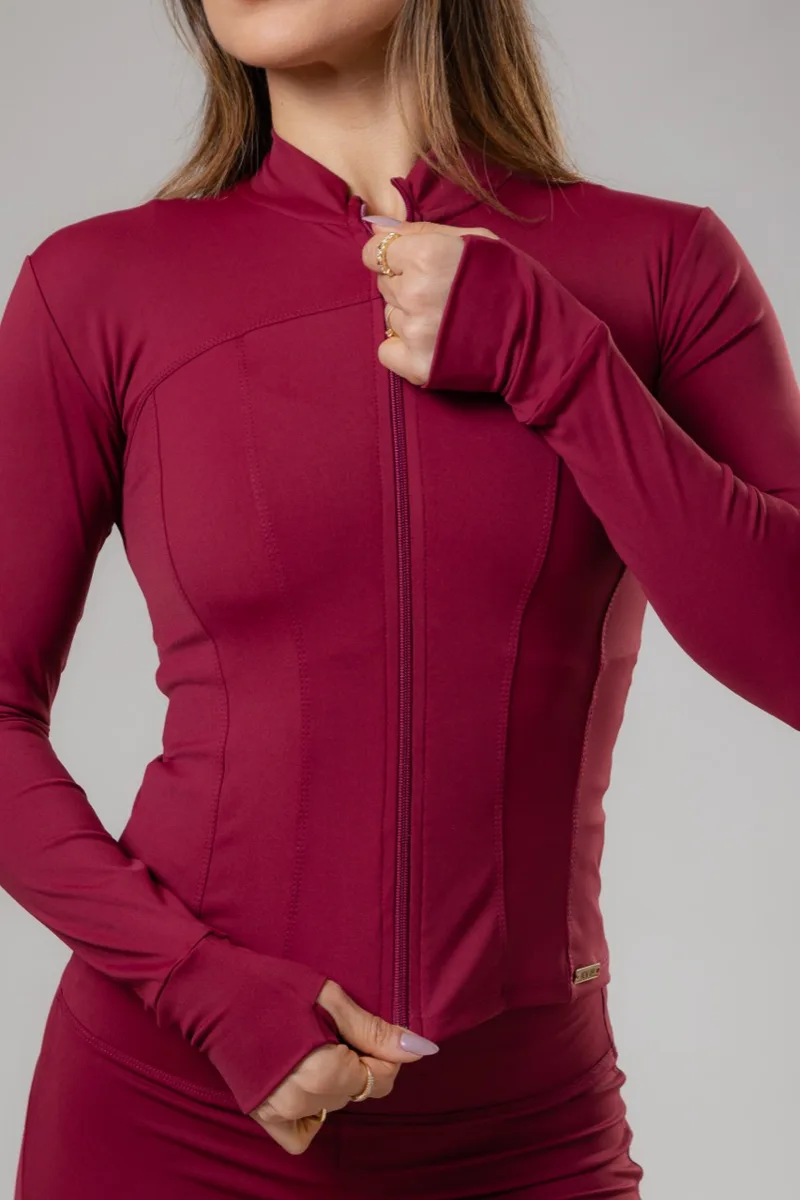 Detalhe da modelagem, costuras e zíper do casaco New Up! em vinho