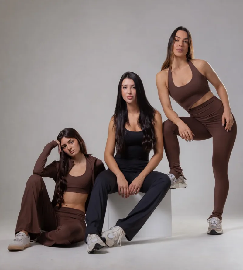 Três modelos vestindo peças da coleção New Up! em marrom e preto